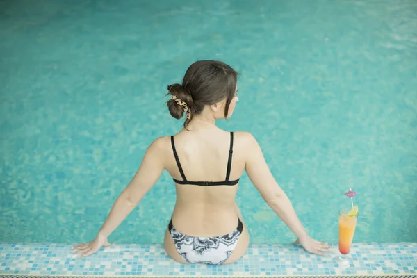 Jeune femme dans la piscine — Photo