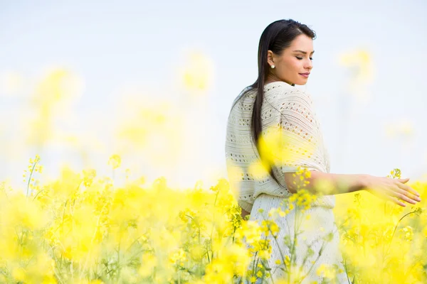 Young woman in the spring field — Stock Photo, Image