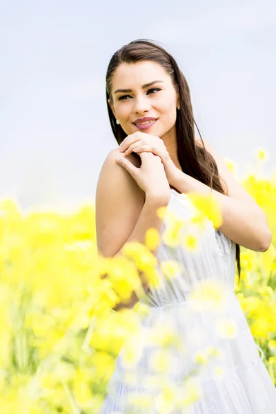 Young woman in the spring field — Stock Photo, Image