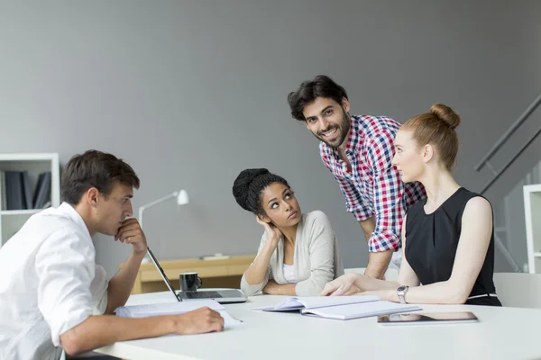 Jóvenes en la oficina — Foto de Stock