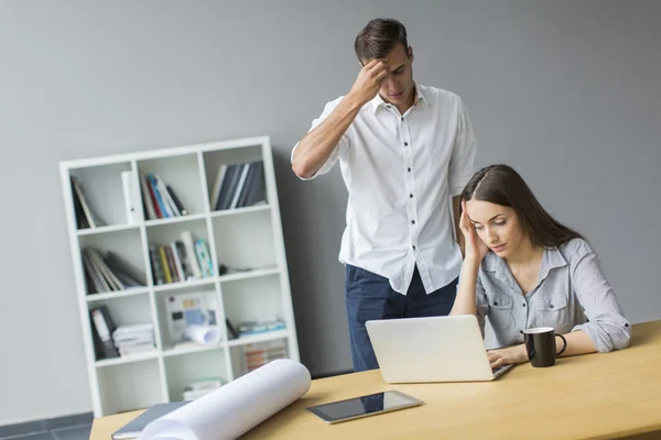 Junge Leute im Büro — Stockfoto