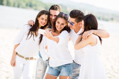 Kumsaldaki gençler.