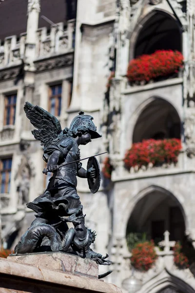 Ángel con espada en Marienplatz en Munich —  Fotos de Stock