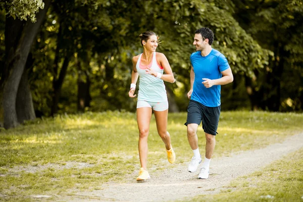 Jeune couple courir — Photo