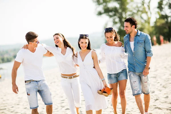 Young people on the beach — Stock Photo, Image