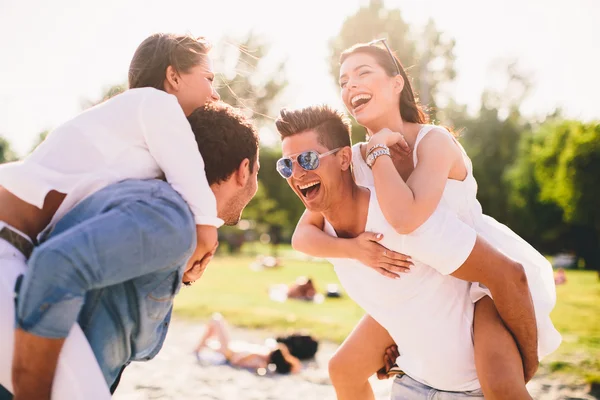 Young couples on the beach — Stock Photo, Image