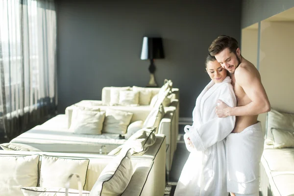 Pareja joven en la habitación —  Fotos de Stock