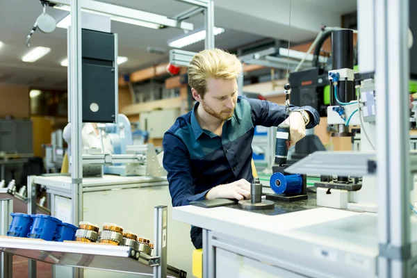 Ung man i elektronik workshop — Stockfoto