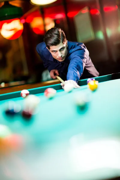 Ung man spela pool — Stockfoto