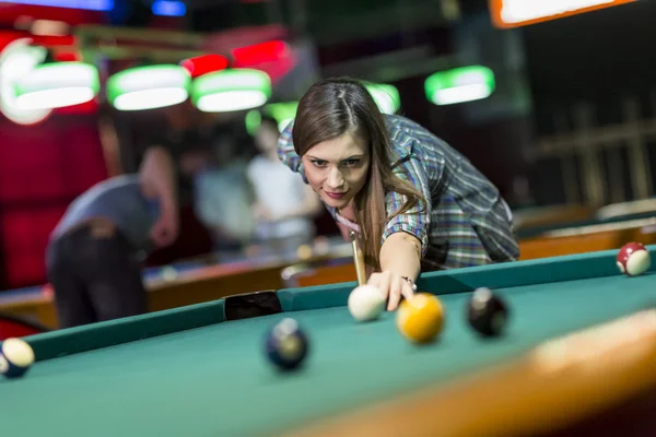 Jonge vrouw pool spelen — Stockfoto