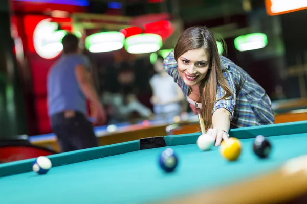 Ung kvinna spela pool — Stockfoto