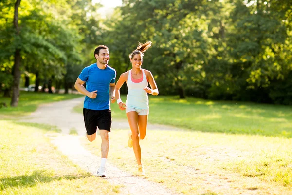 Joven pareja corriendo — Foto de Stock