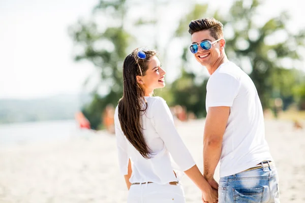 Young couple on the beach — Stock Photo, Image