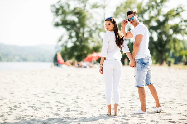 Young couple on the beach — Stock Photo, Image