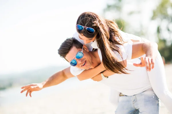 Jovem casal na praia — Fotografia de Stock