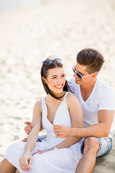 Cuplu tânăr pe plajă — Fotografie, imagine de stoc
