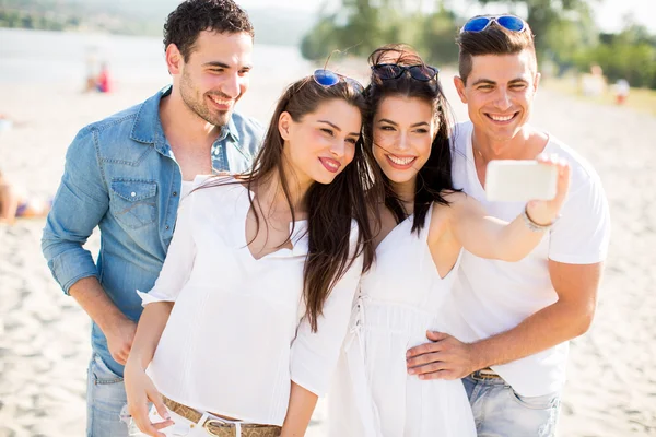 Young people on the beach — Stock Photo, Image