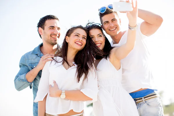 Young people on the beach — Stock Photo, Image