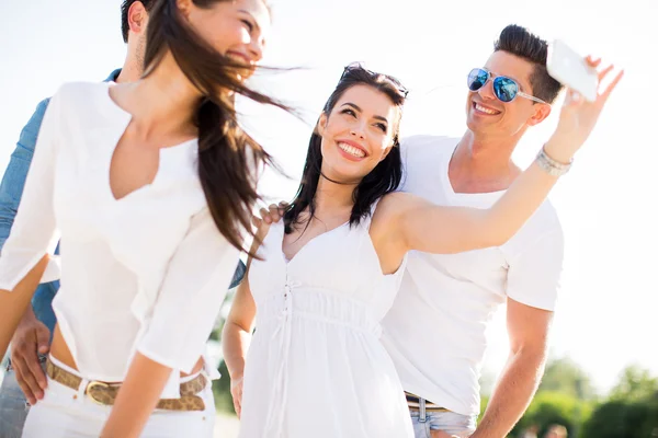 Young people on the beach — Stock Photo, Image