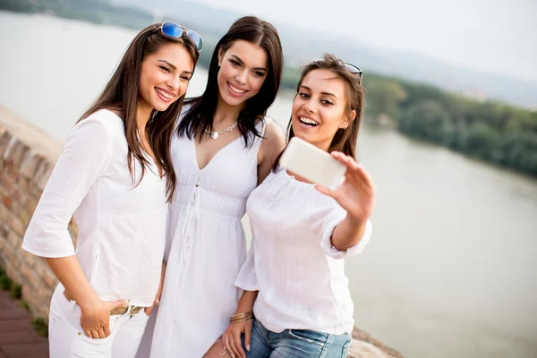 Junge Frauen am Wasser — Stockfoto