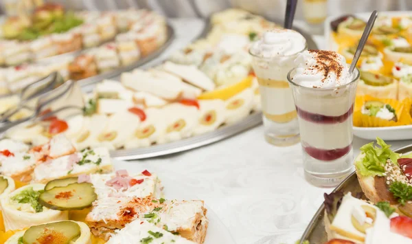 Essen auf dem Tisch — Stockfoto