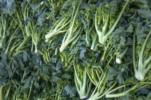 Broccoli på marknaden — Stockfoto