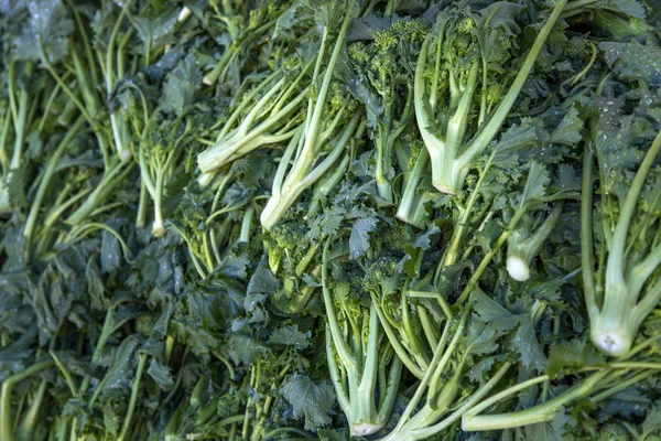 Brokkoli auf dem Markt — Stockfoto