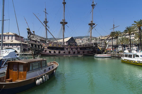 Il Galeone Neptune bateau pirate à Gênes, Italie — Photo