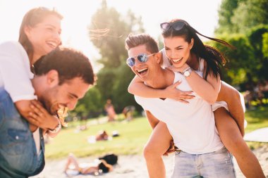 Kumsalda Genç çiftler