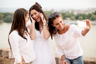 Rıhtımlar üzerinde genç kadın