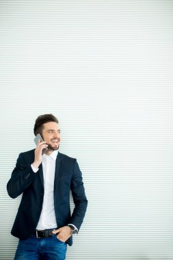 Cep telefonlu genç adam.