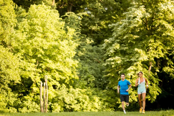 Joven pareja corriendo — Foto de Stock