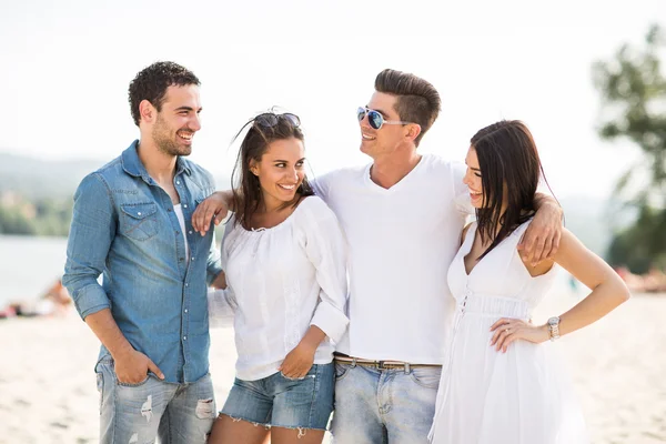 Young people on the beach — Stock Photo, Image