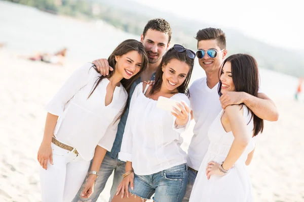 Young people on the beach — Stock Photo, Image