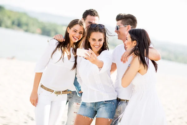 Young people on the beach — Stock Photo, Image