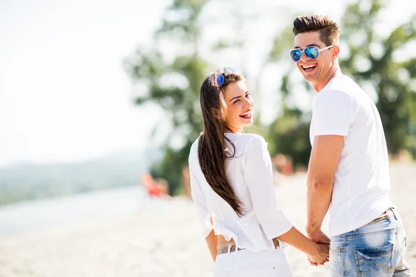 Jeune couple sur la plage — Photo