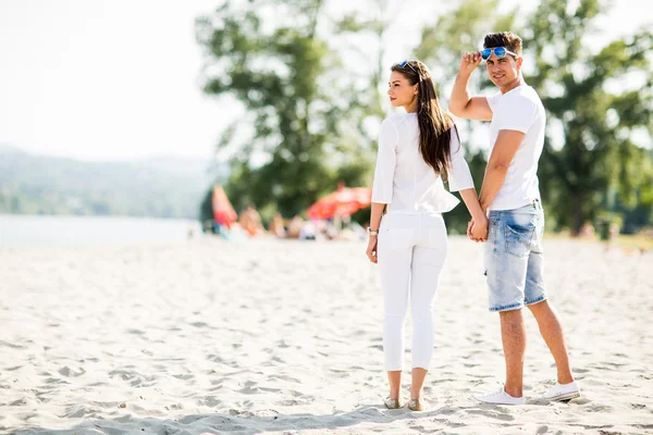 Young couple on the beach — Stock Photo, Image