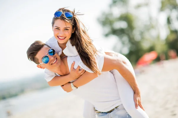 Jovem casal na praia — Fotografia de Stock