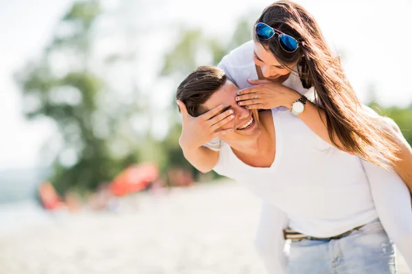 Jeune couple sur la plage — Photo