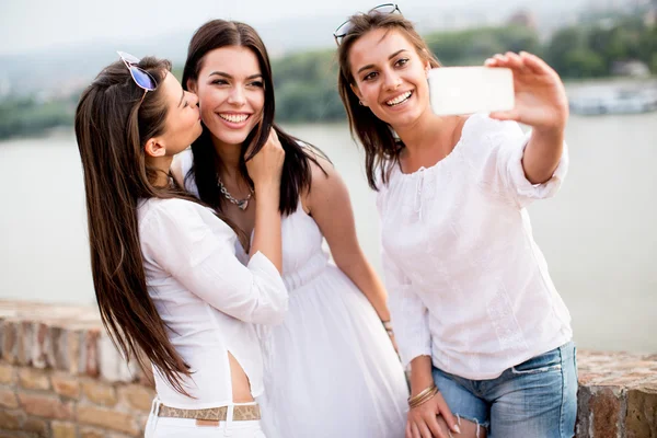 Young women on the waterfront — Stock Photo, Image