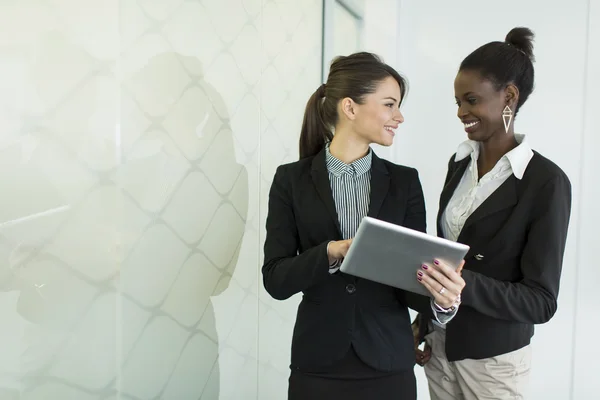 Mujeres jóvenes en la oficina — Foto de Stock