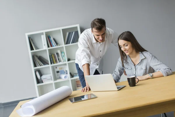 Les jeunes dans le bureau — Photo