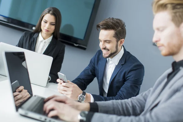 Jongeren op kantoor — Stockfoto