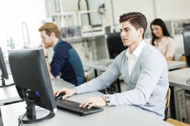 Öğrenciler sınıfta.