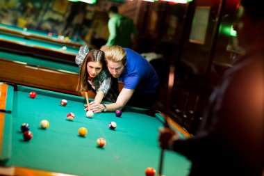 genç bir çift havuz çalmaya