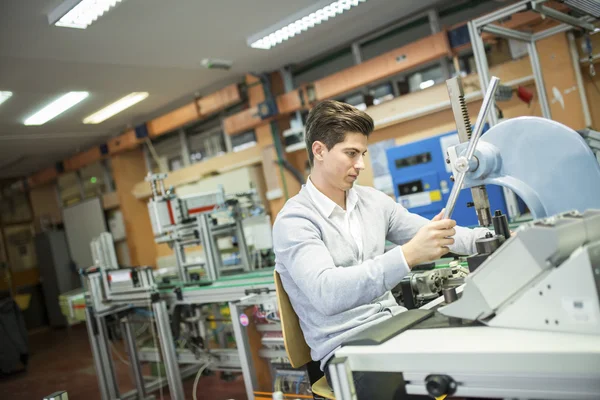 Ung man i elektronik workshop — Stockfoto