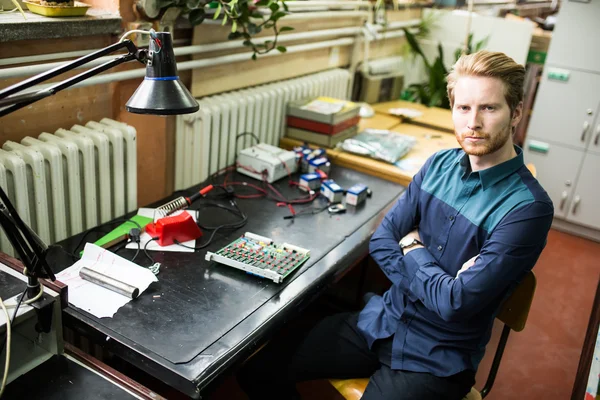 Young man in electronics workshop — Stock Photo, Image