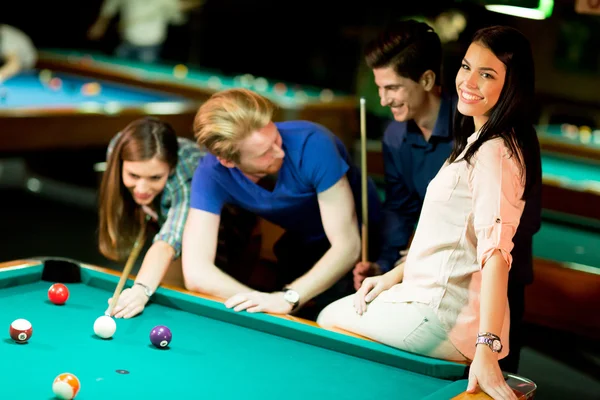 Jonge mensen pool spelen — Stockfoto