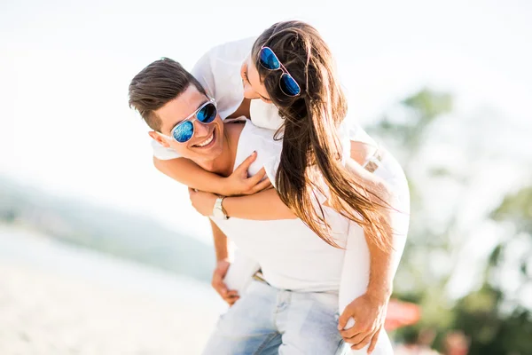 Young couple on the beach — Stock Photo, Image