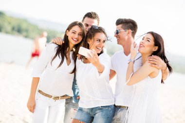 Kumsaldaki gençler.